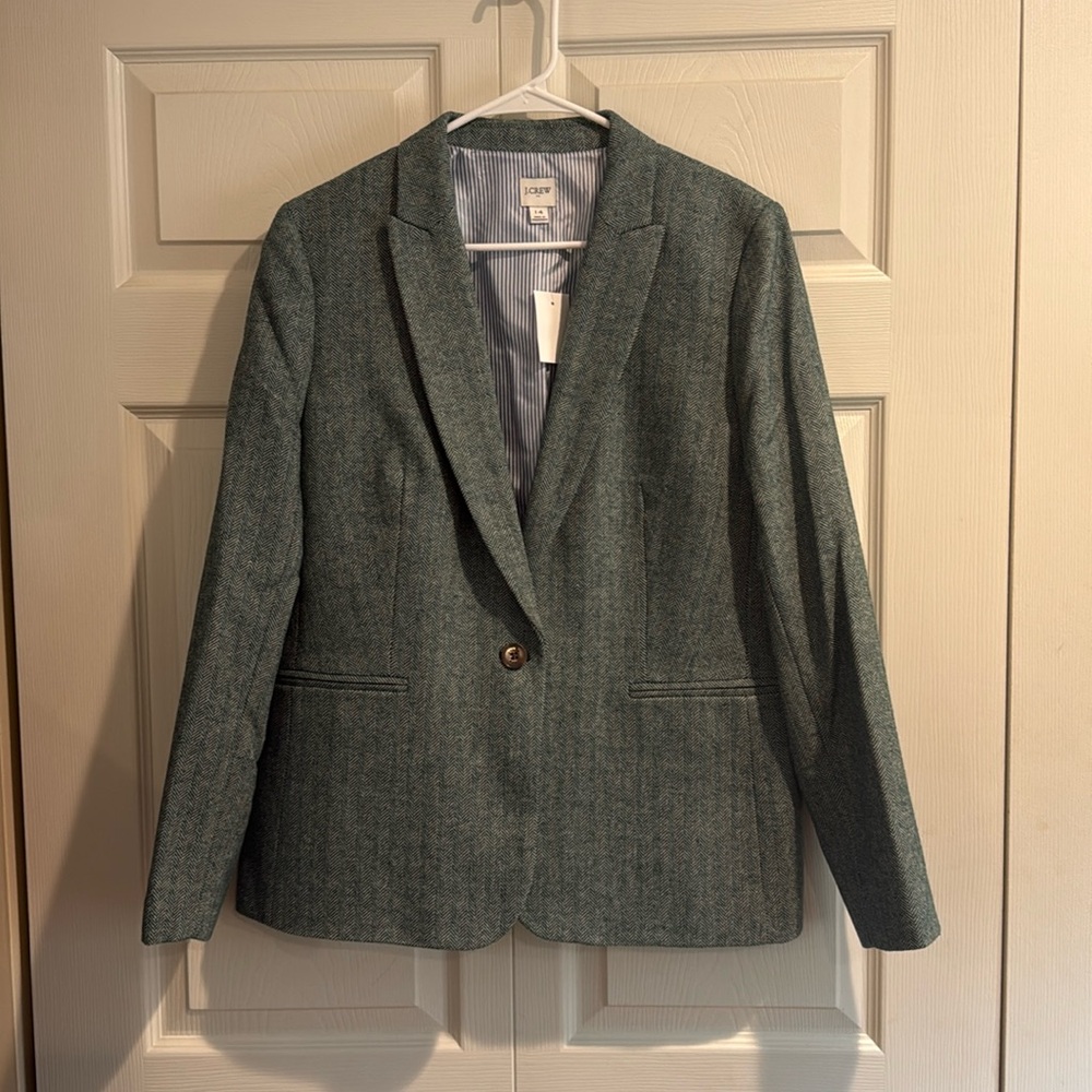 NWT, Women’s blazer, size 14.